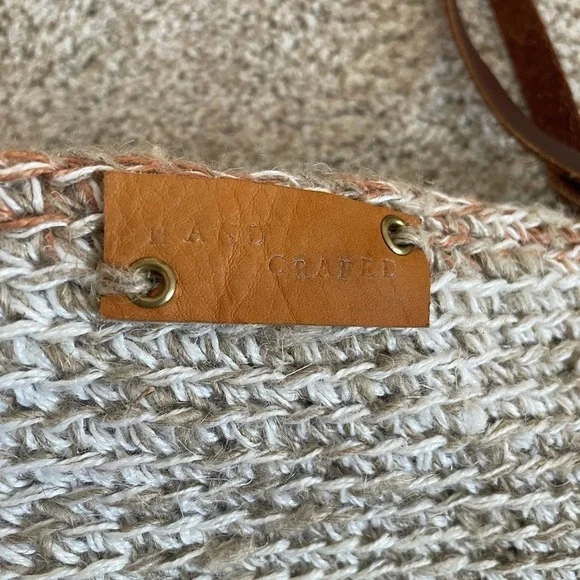 Hand knit crochet shoulder bag floral interior leather strap excellent condition - Picture 3 of 9